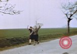 Standbild US Panzer Feuern in Gebäude Deutschland, 1945, aus Sekunde 3 historischem Filmmaterial Videoclip 65675076294