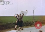 Standbild US Panzer Feuern in Gebäude Deutschland, 1945, aus Sekunde 4 historischem Filmmaterial Videoclip 65675076294