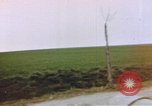 Standbild US Panzer Feuern in Gebäude Deutschland, 1945, aus Sekunde 5 historischem Filmmaterial Videoclip 65675076294
