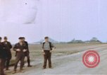 Standbild US Panzer Feuern in Gebäude Deutschland, 1945, aus Sekunde 10 historischem Filmmaterial Videoclip 65675076294