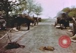 Standbild US Panzer Feuern in Gebäude Deutschland, 1945, aus Sekunde 24 historischem Filmmaterial Videoclip 65675076294
