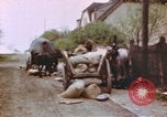 Standbild US Panzer Feuern in Gebäude Deutschland, 1945, aus Sekunde 28 historischem Filmmaterial Videoclip 65675076294