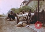 Standbild US Panzer Feuern in Gebäude Deutschland, 1945, aus Sekunde 29 historischem Filmmaterial Videoclip 65675076294