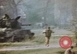 Standbild US Panzer Feuern in Gebäude Deutschland, 1945, aus Sekunde 38 historischem Filmmaterial Videoclip 65675076294