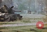 Standbild US Panzer Feuern in Gebäude Deutschland, 1945, aus Sekunde 41 historischem Filmmaterial Videoclip 65675076294