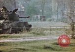 Standbild US Panzer Feuern in Gebäude Deutschland, 1945, aus Sekunde 42 historischem Filmmaterial Videoclip 65675076294