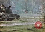 Standbild US Panzer Feuern in Gebäude Deutschland, 1945, aus Sekunde 43 historischem Filmmaterial Videoclip 65675076294