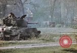 Standbild US Panzer Feuern in Gebäude Deutschland, 1945, aus Sekunde 44 historischem Filmmaterial Videoclip 65675076294