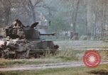Standbild US Panzer Feuern in Gebäude Deutschland, 1945, aus Sekunde 45 historischem Filmmaterial Videoclip 65675076294