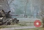 Standbild US Panzer Feuern in Gebäude Deutschland, 1945, aus Sekunde 46 historischem Filmmaterial Videoclip 65675076294