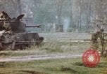 Standbild US Panzer Feuern in Gebäude Deutschland, 1945, aus Sekunde 47 historischem Filmmaterial Videoclip 65675076294