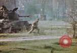 Standbild US Panzer Feuern in Gebäude Deutschland, 1945, aus Sekunde 48 historischem Filmmaterial Videoclip 65675076294