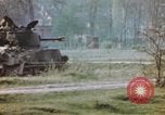 Standbild US Panzer Feuern in Gebäude Deutschland, 1945, aus Sekunde 49 historischem Filmmaterial Videoclip 65675076294