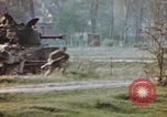 Standbild US Panzer Feuern in Gebäude Deutschland, 1945, aus Sekunde 50 historischem Filmmaterial Videoclip 65675076294