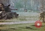 Standbild US Panzer Feuern in Gebäude Deutschland, 1945, aus Sekunde 51 historischem Filmmaterial Videoclip 65675076294