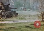 Standbild US Panzer Feuern in Gebäude Deutschland, 1945, aus Sekunde 53 historischem Filmmaterial Videoclip 65675076294