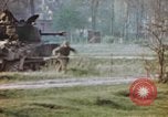 Standbild US Panzer Feuern in Gebäude Deutschland, 1945, aus Sekunde 54 historischem Filmmaterial Videoclip 65675076294