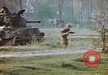Standbild US Panzer Feuern in Gebäude Deutschland, 1945, aus Sekunde 56 historischem Filmmaterial Videoclip 65675076294