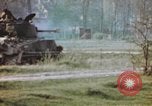 Standbild US Panzer Feuern in Gebäude Deutschland, 1945, aus Sekunde 57 historischem Filmmaterial Videoclip 65675076294