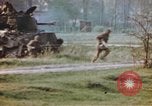 Standbild US Panzer Feuern in Gebäude Deutschland, 1945, aus Sekunde 59 historischem Filmmaterial Videoclip 65675076294