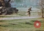 Standbild US Panzer Feuern in Gebäude Deutschland, 1945, aus Sekunde 60 historischem Filmmaterial Videoclip 65675076294