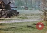 Standbild US Panzer Feuern in Gebäude Deutschland, 1945, aus Sekunde 61 historischem Filmmaterial Videoclip 65675076294