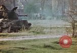Standbild US Panzer Feuern in Gebäude Deutschland, 1945, aus Sekunde 62 historischem Filmmaterial Videoclip 65675076294