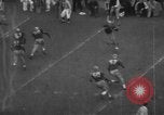 Standbild Fußballspiel South Bend Indiana USA, 1957, aus Sekunde 51 historischem Filmmaterial Videoclip 65675076343