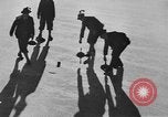 Image ice match de curling Garmisch-Partenkirchen Allemagne, 1936, de la seconde 11 séquences d'archives historiques vidéo 65675076356