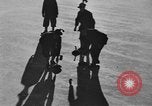 Image ice match de curling Garmisch-Partenkirchen Allemagne, 1936, de la seconde 13 séquences d'archives historiques vidéo 65675076356