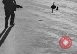 Image ice match de curling Garmisch-Partenkirchen Allemagne, 1936, de la seconde 17 séquences d'archives historiques vidéo 65675076356