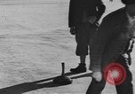 Image ice match de curling Garmisch-Partenkirchen Allemagne, 1936, de la seconde 25 séquences d'archives historiques vidéo 65675076356