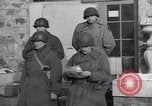 Image soldats des États-Unis Aisne France, 1945, de la seconde 10 séquences d'archives historiques vidéo 65675076361