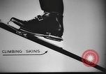Standbild Skifahren United States USA, 1941, aus Sekunde 60 historischem Filmmaterial Videoclip 65675076384