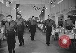 Standbild US Army Air Forces Flying Kadetten in der Dining Hall in Randolph Feld Texas USA, 1940, aus Sekunde 6 historischem Filmmaterial Videoclip 65675076479