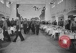 Standbild US Army Air Forces Flying Kadetten in der Dining Hall in Randolph Feld Texas USA, 1940, aus Sekunde 13 historischem Filmmaterial Videoclip 65675076479