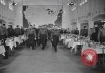 Standbild US Army Air Forces Flying Kadetten in der Dining Hall in Randolph Feld Texas USA, 1940, aus Sekunde 14 historischem Filmmaterial Videoclip 65675076479