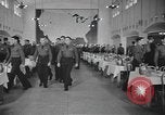 Standbild US Army Air Forces Flying Kadetten in der Dining Hall in Randolph Feld Texas USA, 1940, aus Sekunde 16 historischem Filmmaterial Videoclip 65675076479