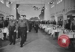 Standbild US Army Air Forces Flying Kadetten in der Dining Hall in Randolph Feld Texas USA, 1940, aus Sekunde 17 historischem Filmmaterial Videoclip 65675076479