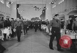 Standbild US Army Air Forces Flying Kadetten in der Dining Hall in Randolph Feld Texas USA, 1940, aus Sekunde 22 historischem Filmmaterial Videoclip 65675076479