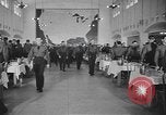 Standbild US Army Air Forces Flying Kadetten in der Dining Hall in Randolph Feld Texas USA, 1940, aus Sekunde 24 historischem Filmmaterial Videoclip 65675076479