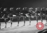 Standbild Ice Capades von 1956 Atlantic City New Jersey USA, 1955, aus Sekunde 15 historischem Filmmaterial Videoclip 65675076491