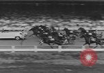 Standbild Hambletonian racing Goshen New York USA, 1954, aus Sekunde 26 historischem Filmmaterial Videoclip 65675076499