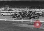 Standbild Hambletonian racing Goshen New York USA, 1954, aus Sekunde 27 historischem Filmmaterial Videoclip 65675076499