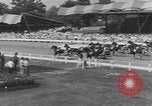 Standbild Hambletonian racing Goshen New York USA, 1954, aus Sekunde 29 historischem Filmmaterial Videoclip 65675076499