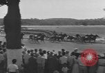 Standbild Hambletonian racing Goshen New York USA, 1954, aus Sekunde 33 historischem Filmmaterial Videoclip 65675076499