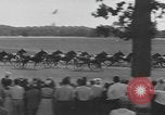 Standbild Hambletonian racing Goshen New York USA, 1954, aus Sekunde 34 historischem Filmmaterial Videoclip 65675076499