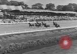 Standbild Hambletonian racing Goshen New York USA, 1954, aus Sekunde 51 historischem Filmmaterial Videoclip 65675076499