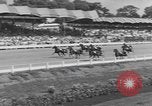Standbild Hambletonian racing Goshen New York USA, 1954, aus Sekunde 52 historischem Filmmaterial Videoclip 65675076499