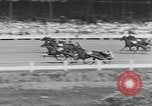 Standbild Hambletonian racing Goshen New York USA, 1954, aus Sekunde 55 historischem Filmmaterial Videoclip 65675076499